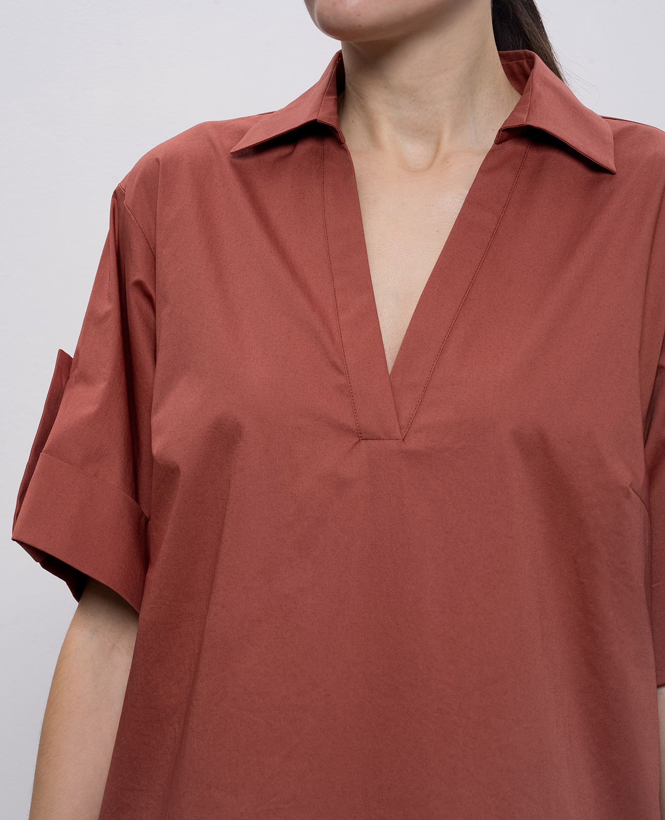 Red dress with a monil chain Peserico 5