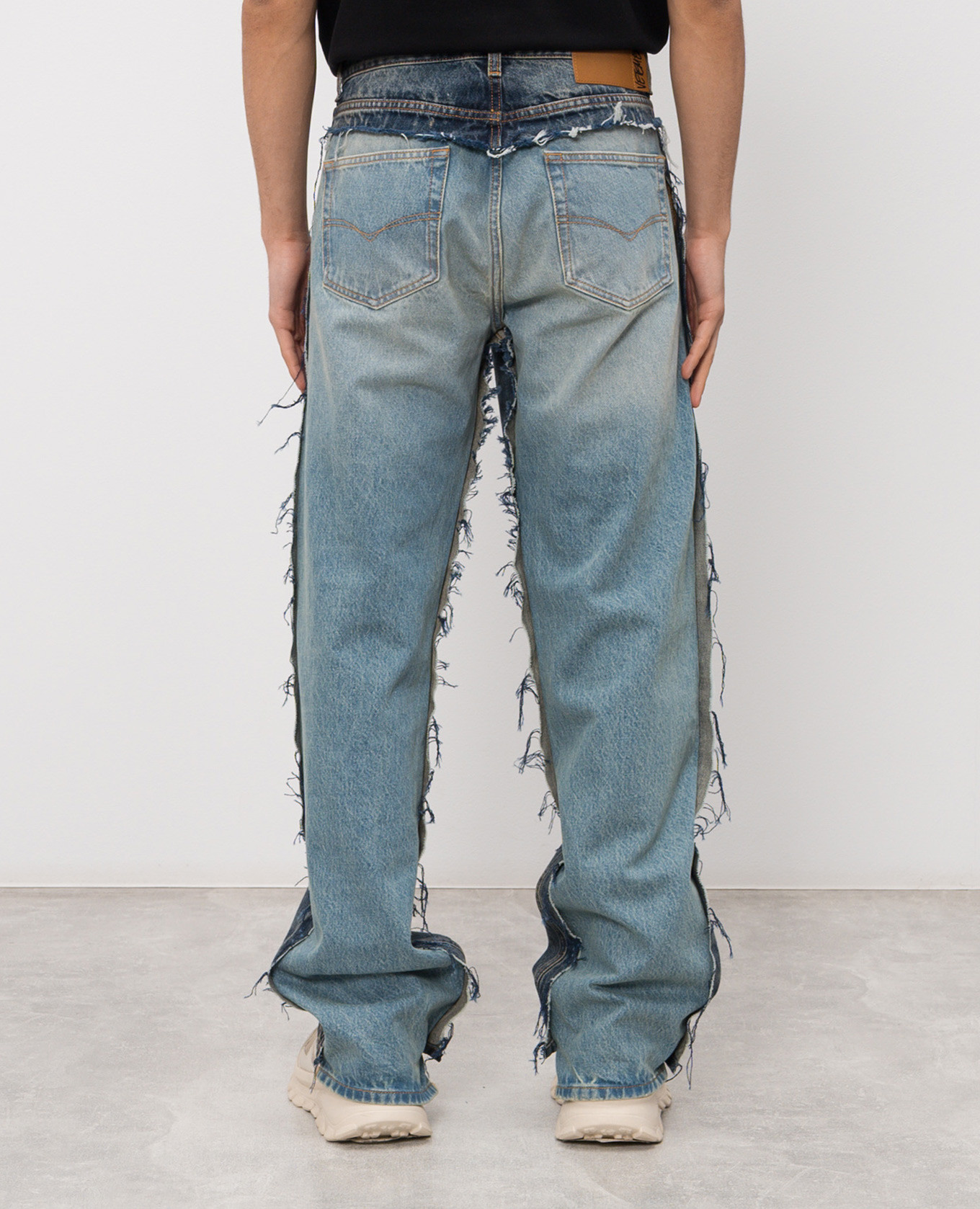 Blue jeans with a worn effect Vetements 4