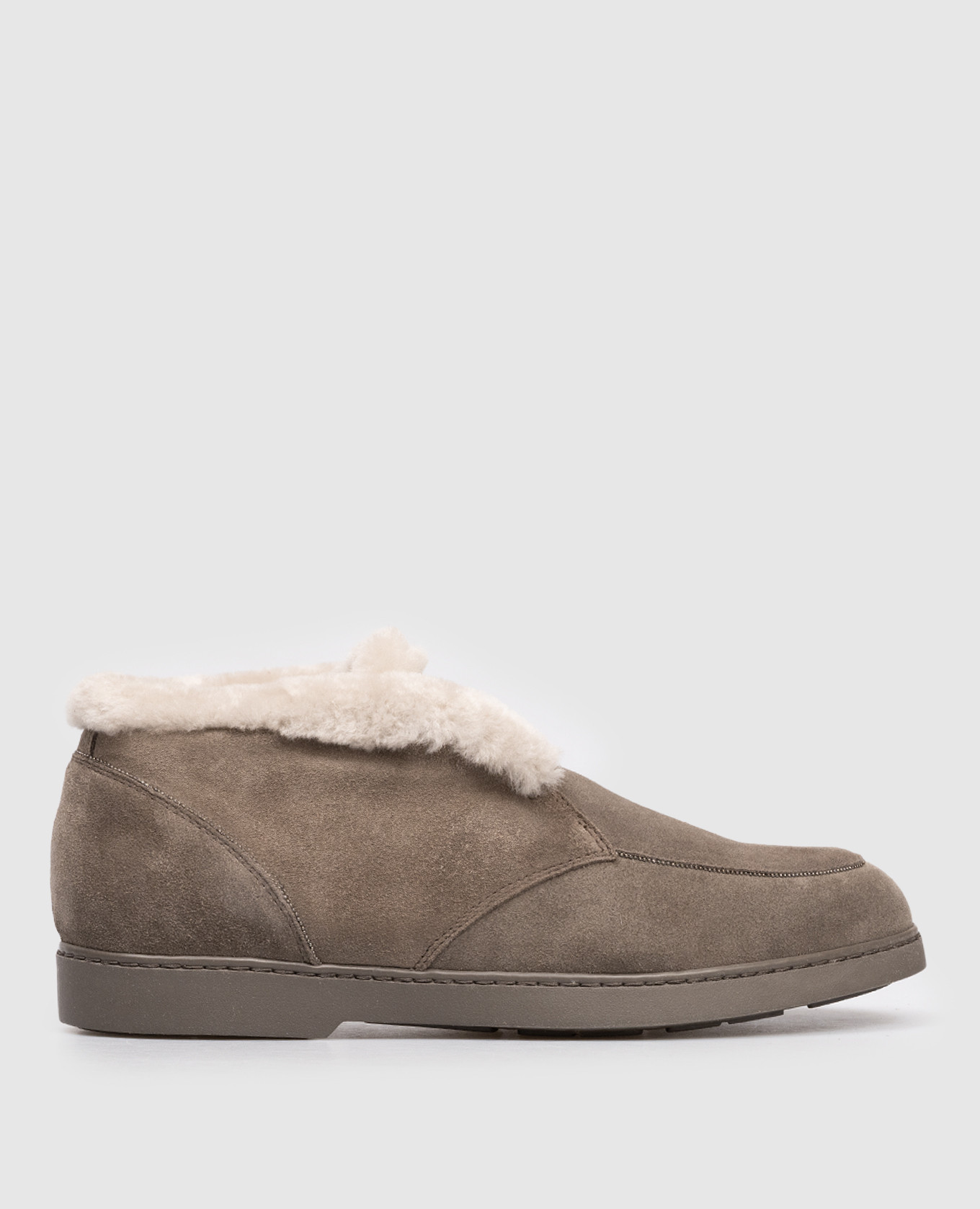 

Brown suede deserts on fur with a monil chain Doucal's