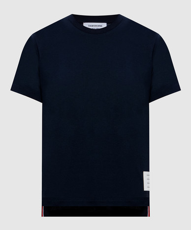 Blaues T-Shirt mit Logoaufnäher