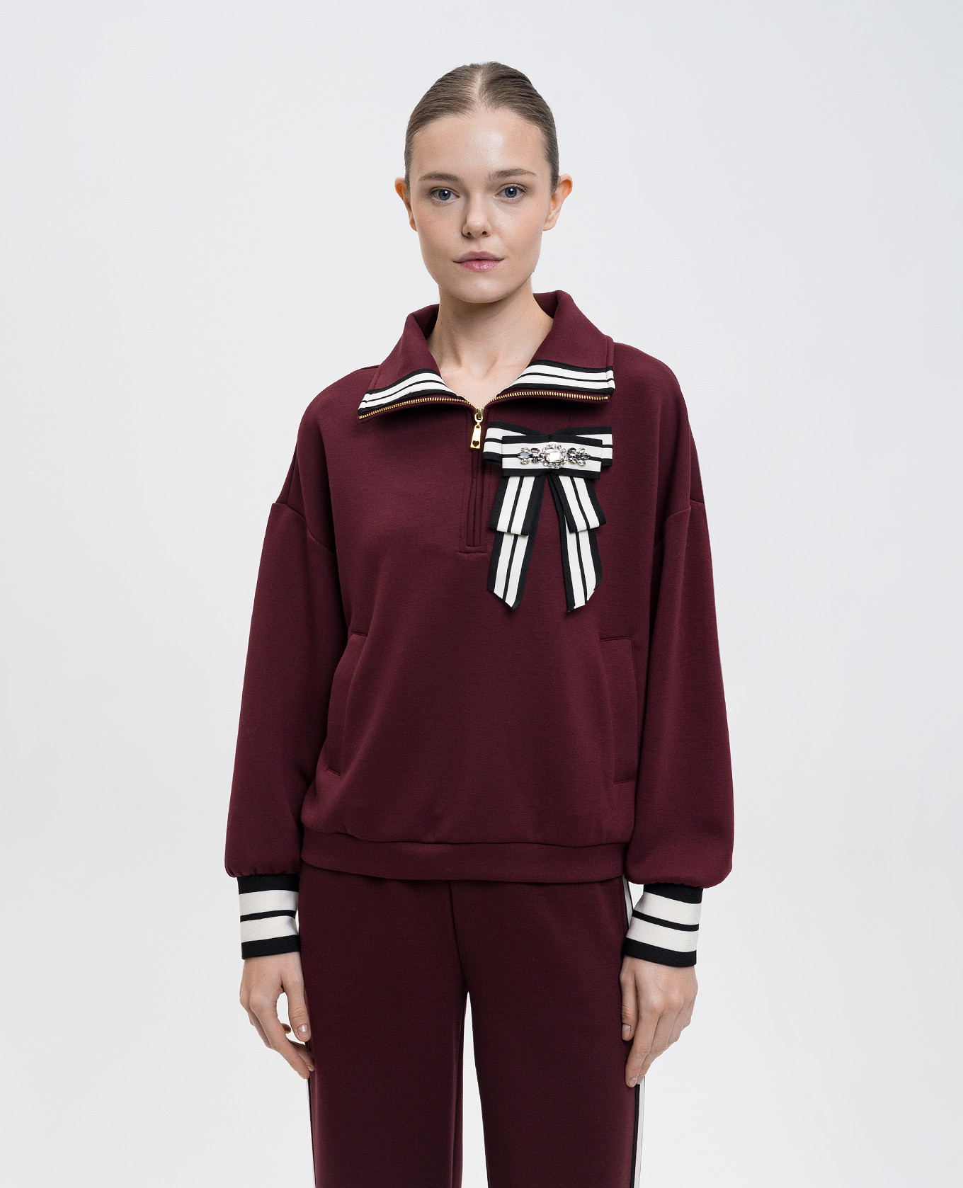 

Burgundy sweatshirt with brooch Twinset