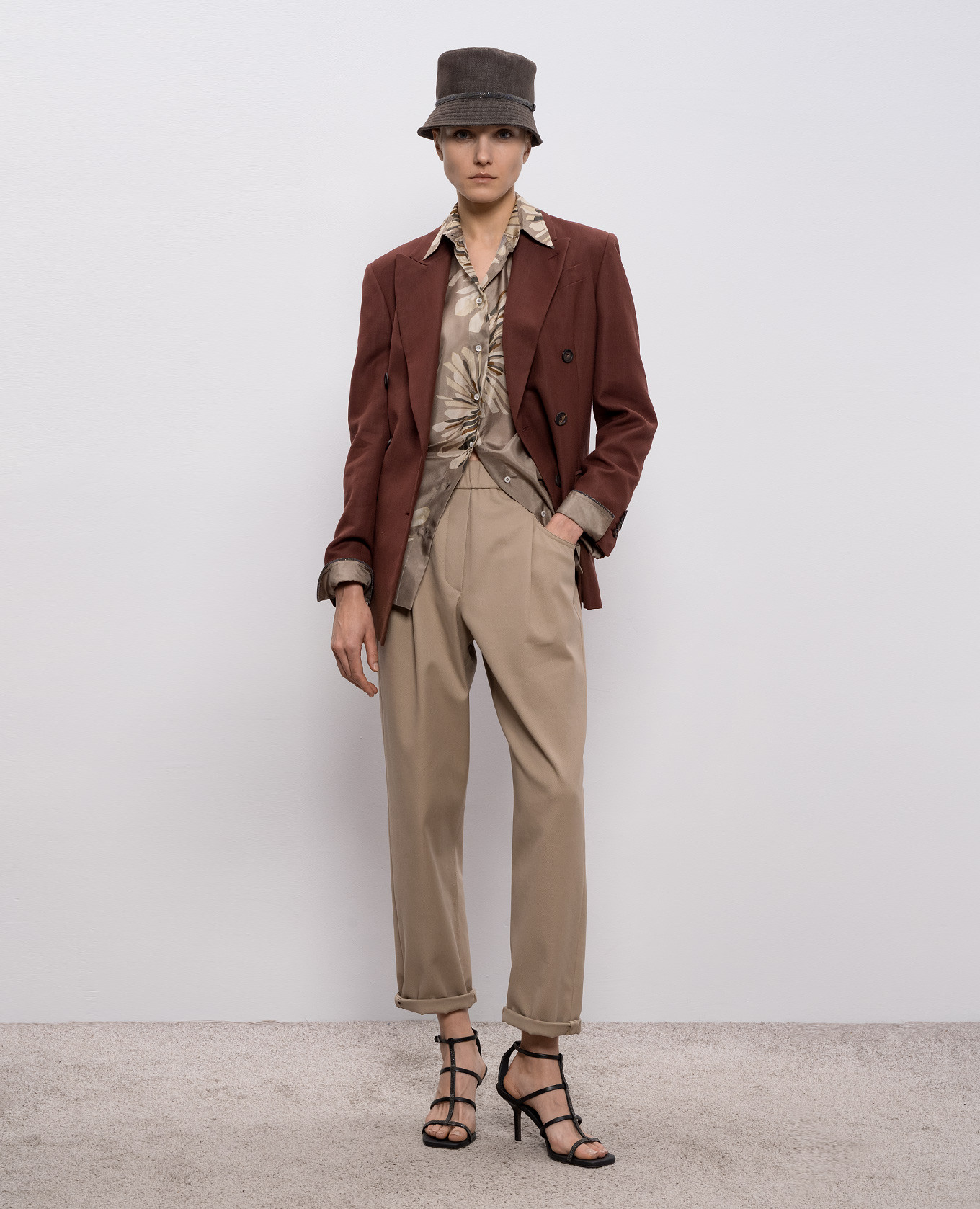 

Beige pants with a monil chain Brunello Cucinelli