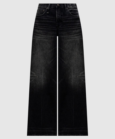 Schwarze Jeans mit einem Aufnäher