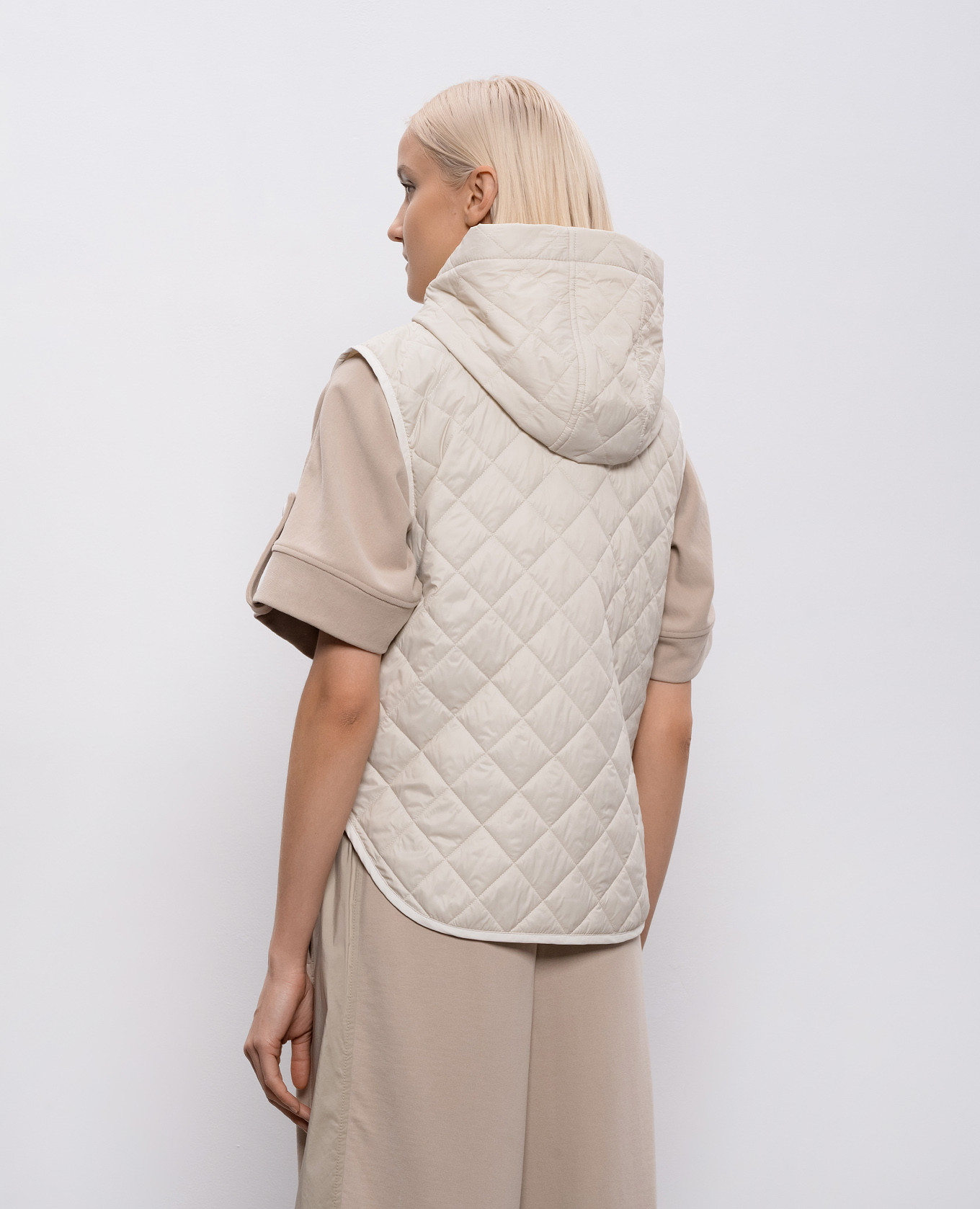 Beige vest with monil chain Brunello Cucinelli 4