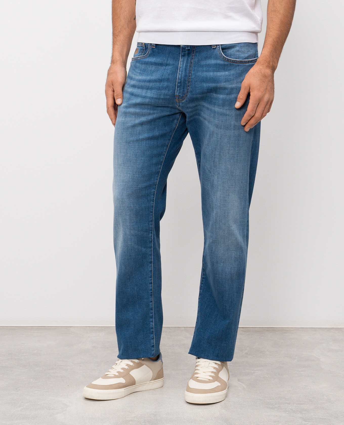 

MILTON blue jeans with a worn effect MooRER