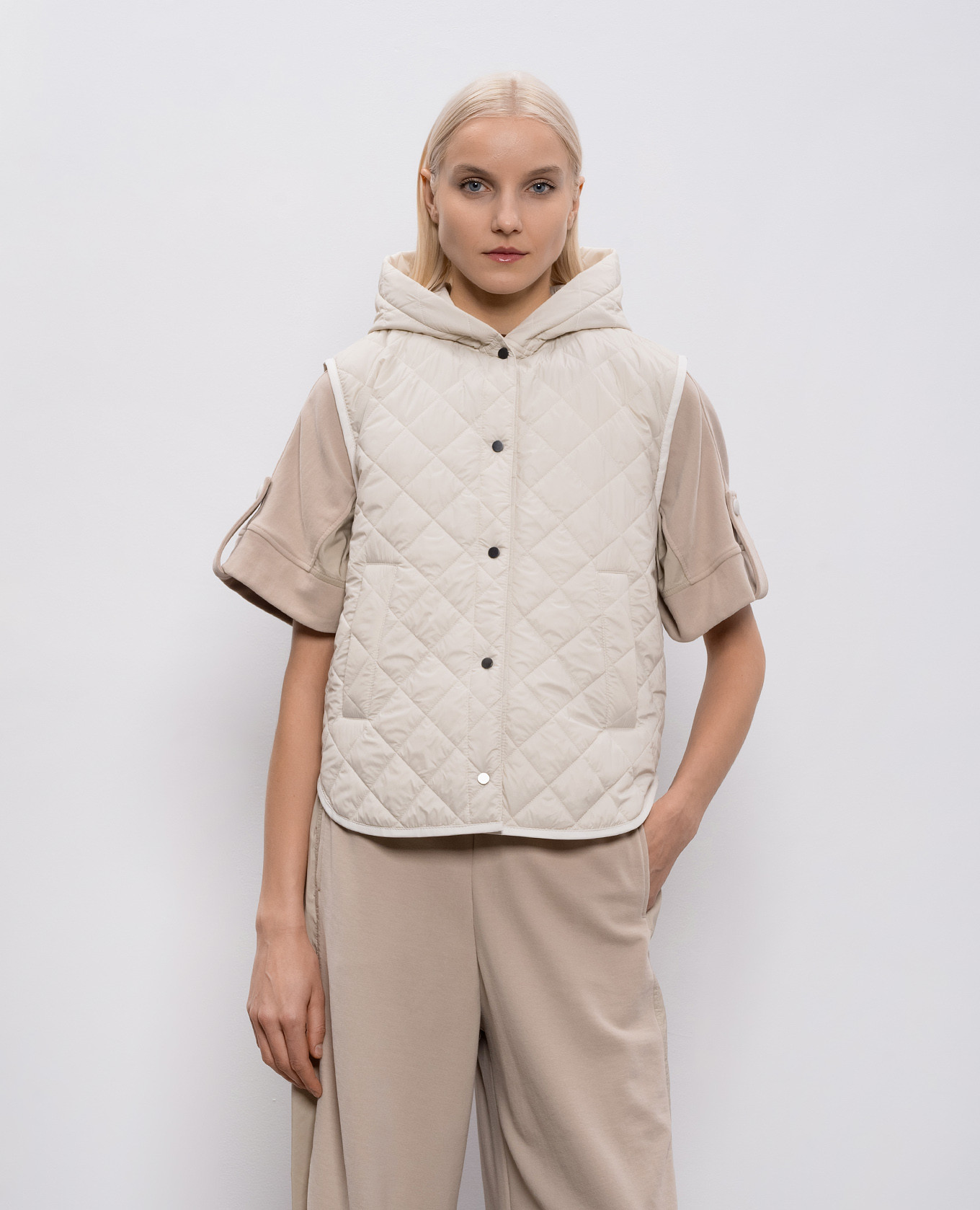 Beige vest with monil chain Brunello Cucinelli 3