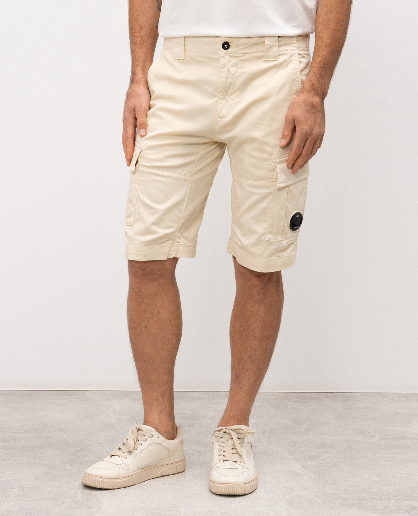 

Beige cargo shorts with patch C.P. Company