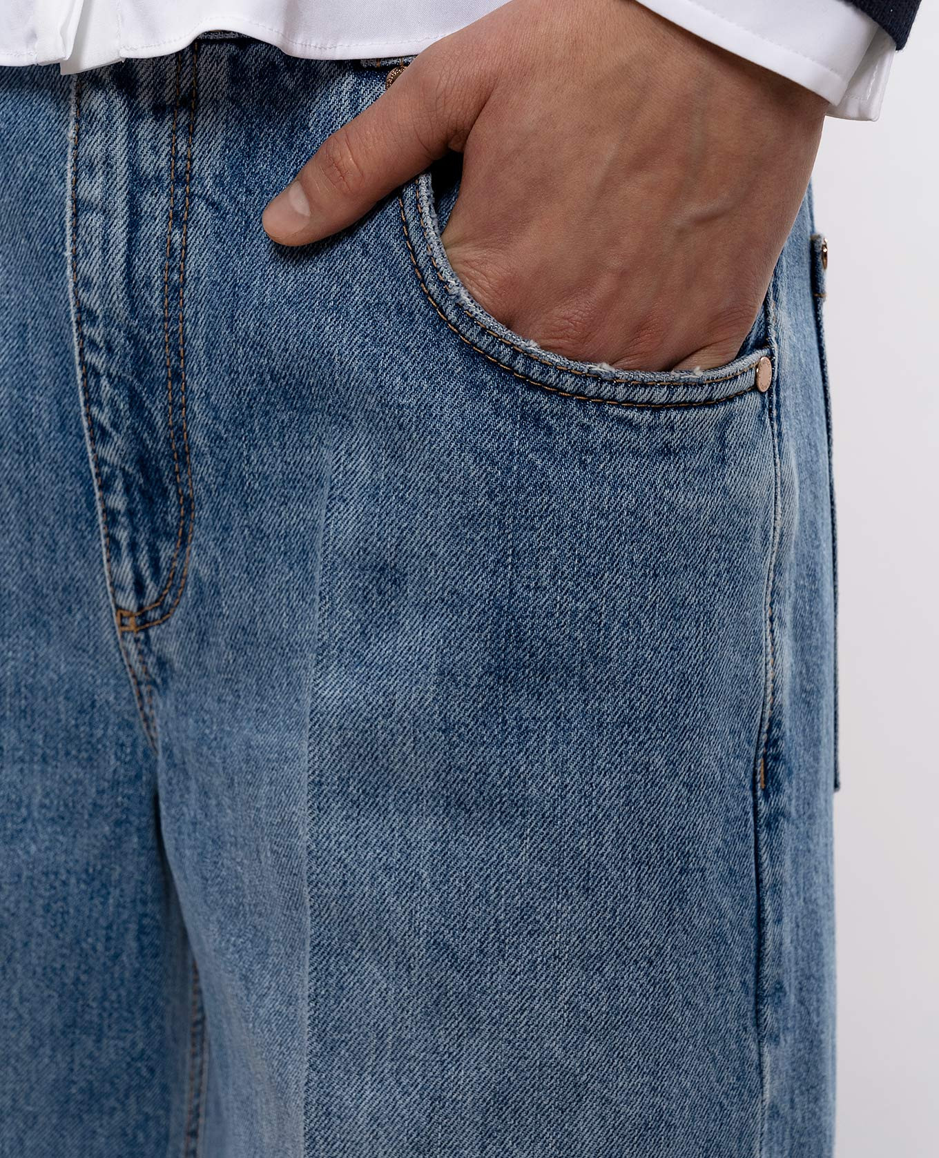 Blue jeans with a worn effect Brunello Cucinelli 5