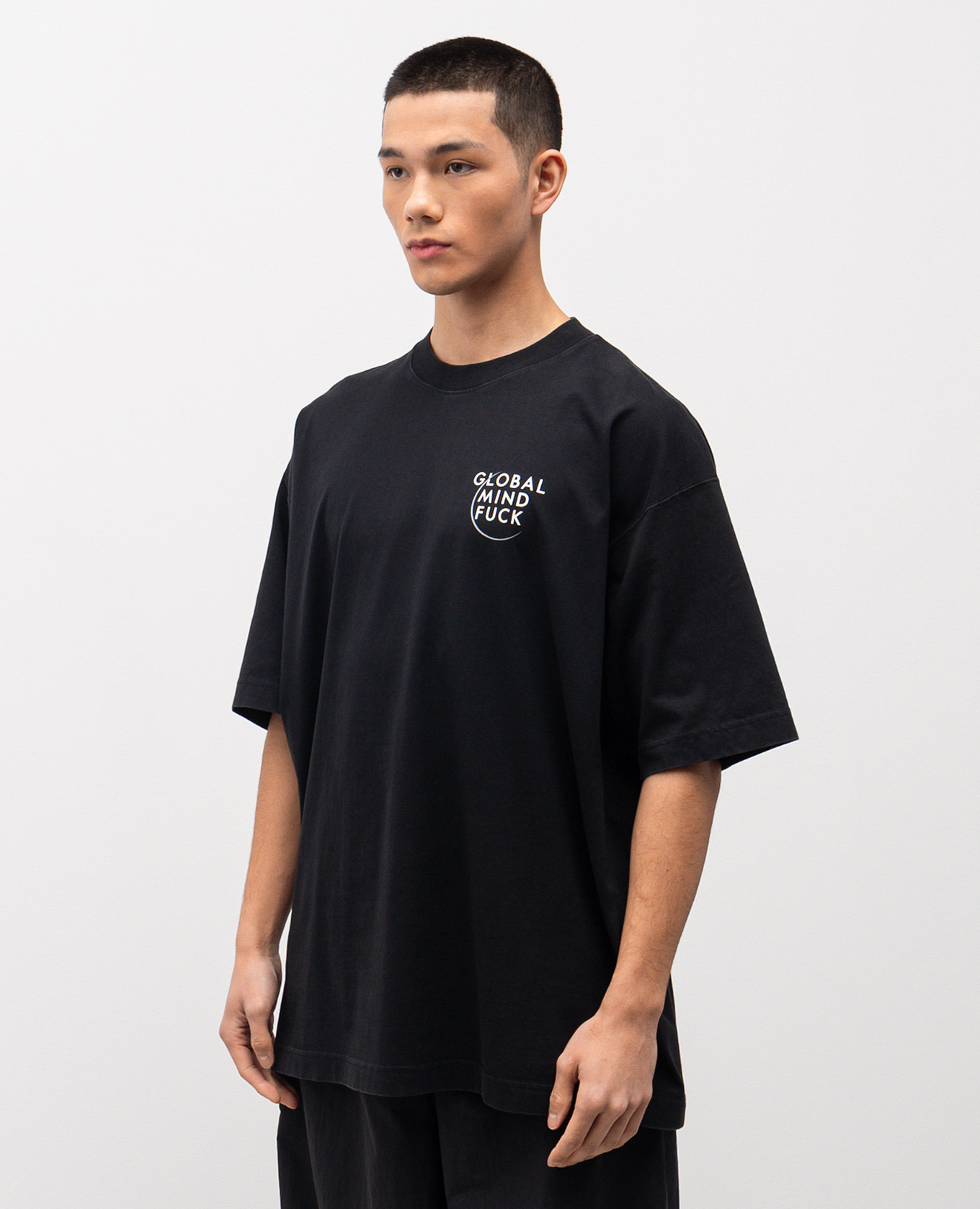 Black T-shirt with contrasting print of the inscription Vetements 3
