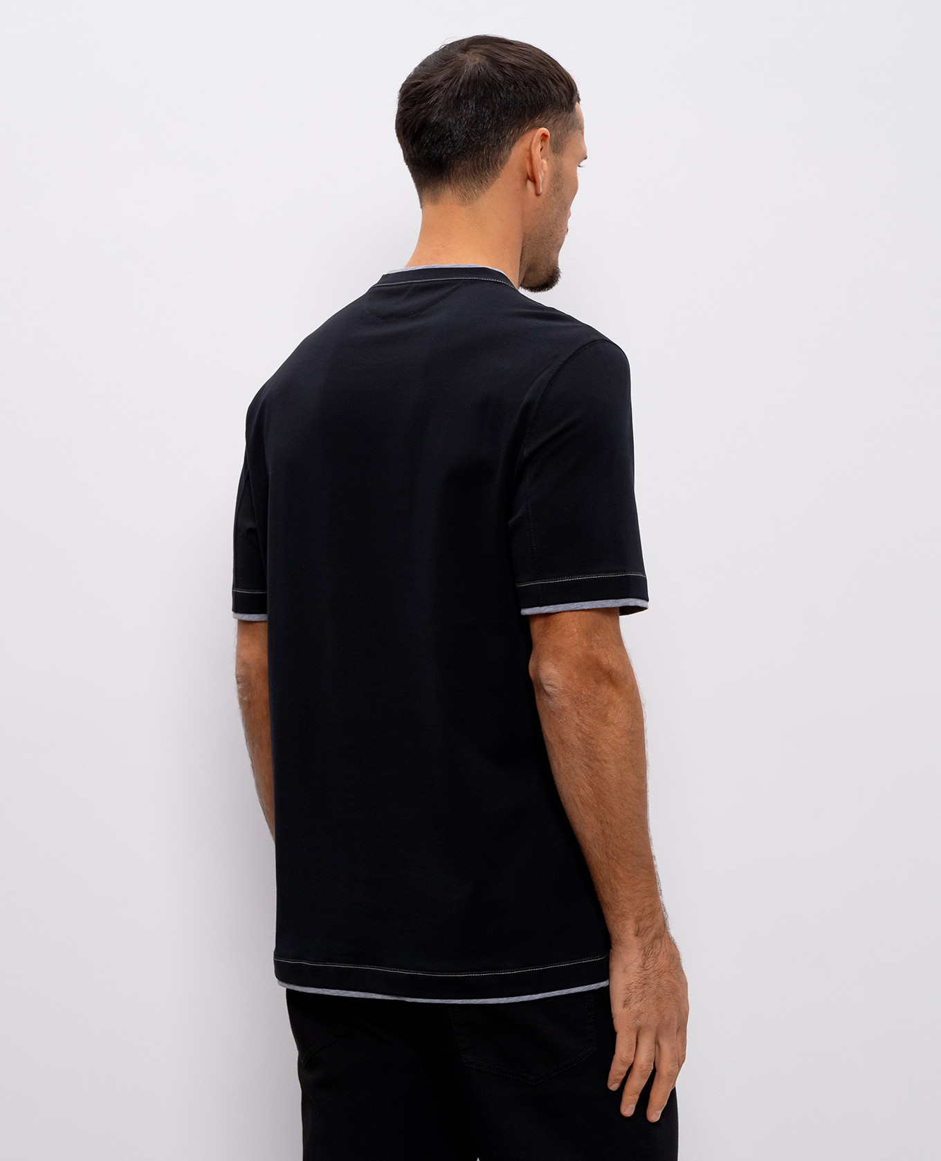 

Black T-shirt with embroidered emblem Brunello Cucinelli