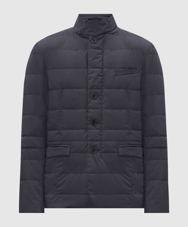 Blaue Daunenjacke