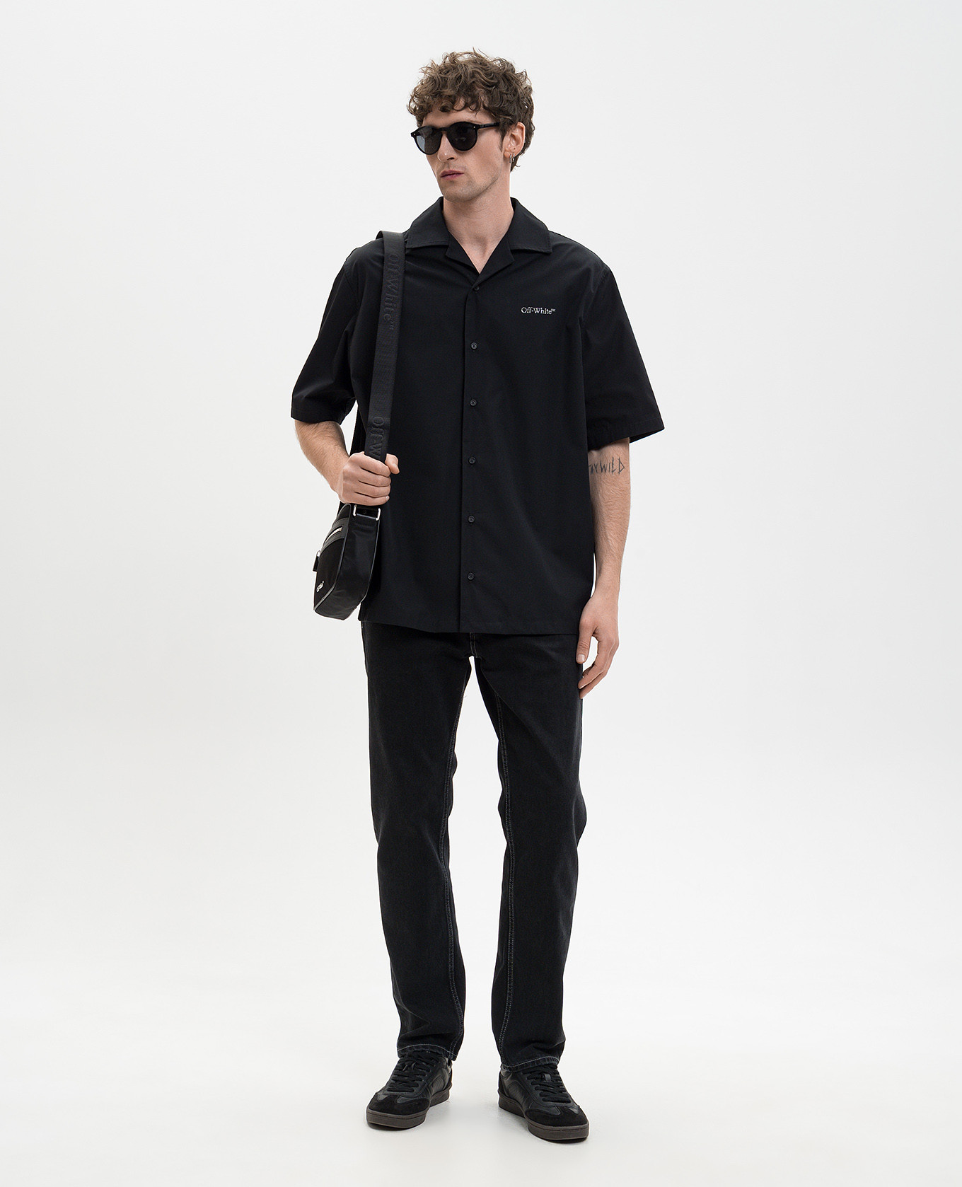 

Black shirt with Metal Arrow emblem Off-White
