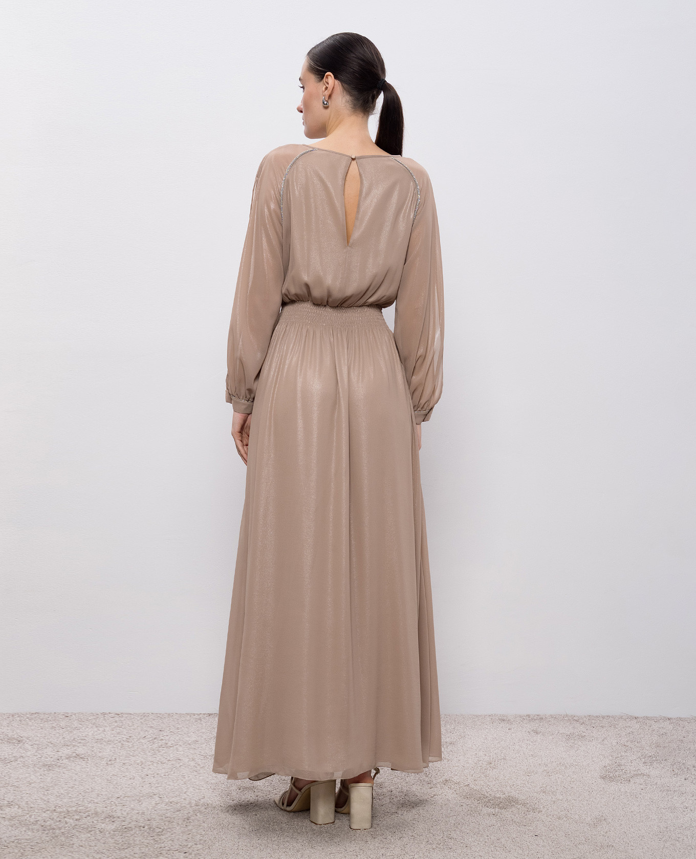 

Beige maxi dress with monil chain Peserico