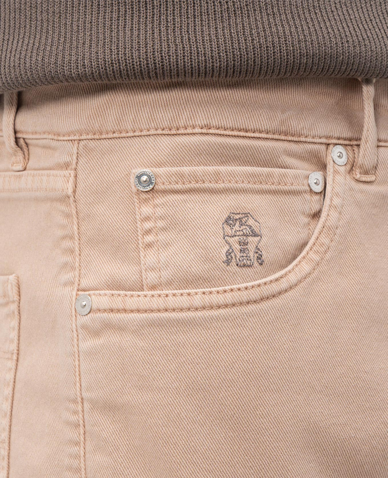 

Beige jeans with embroidered emblem Brunello Cucinelli