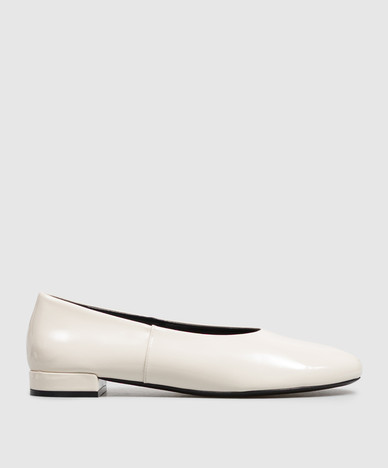 Ballerinas aus elfenbeinfarbenem Lackleder