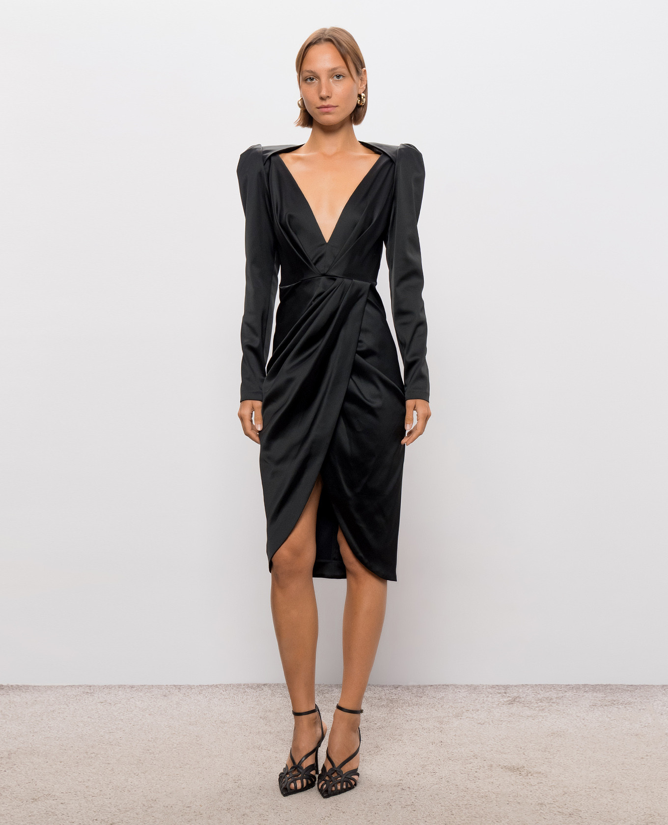 Black dress with accent shoulders Balmain 3