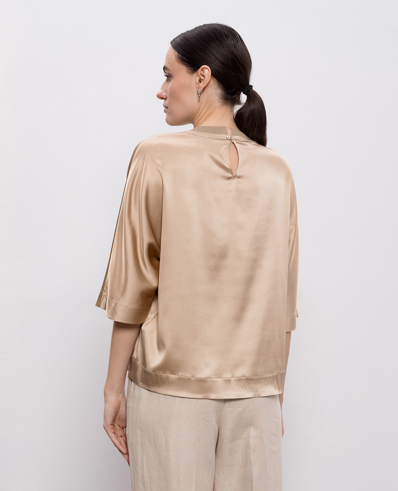 

Beige silk blouse with monil chain Peserico