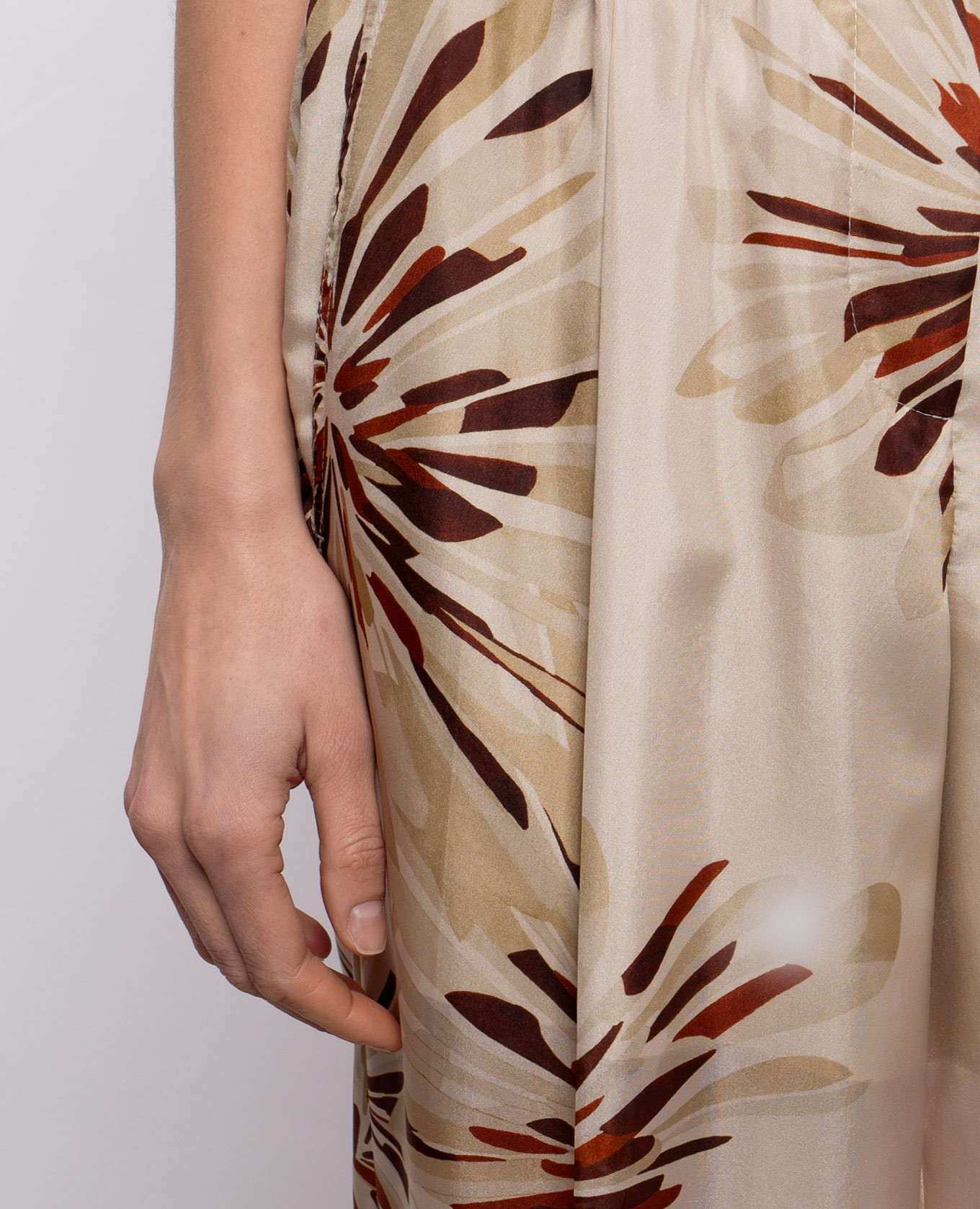 

Beige silk pants with floral print Brunello Cucinelli