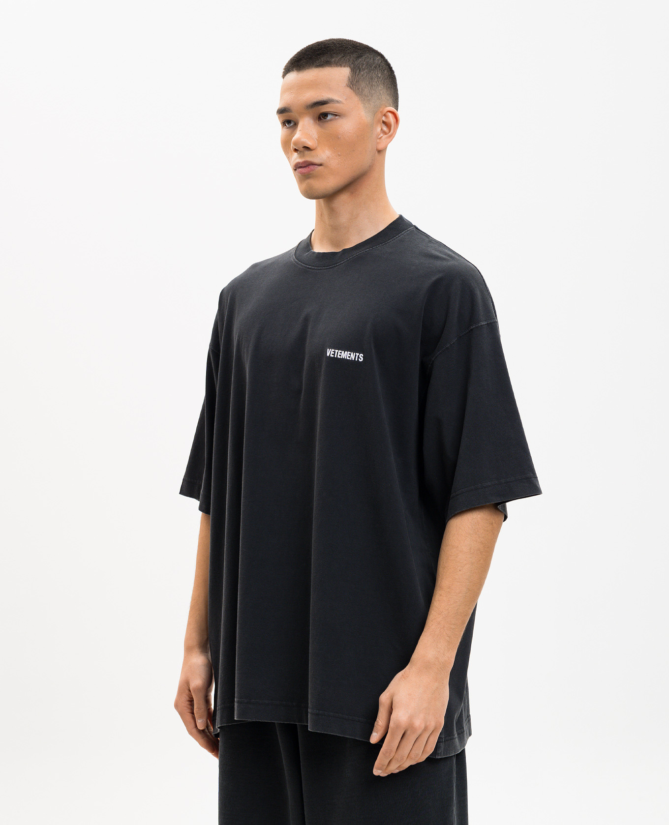 

Black T-shirt with embroidered logo Vetements