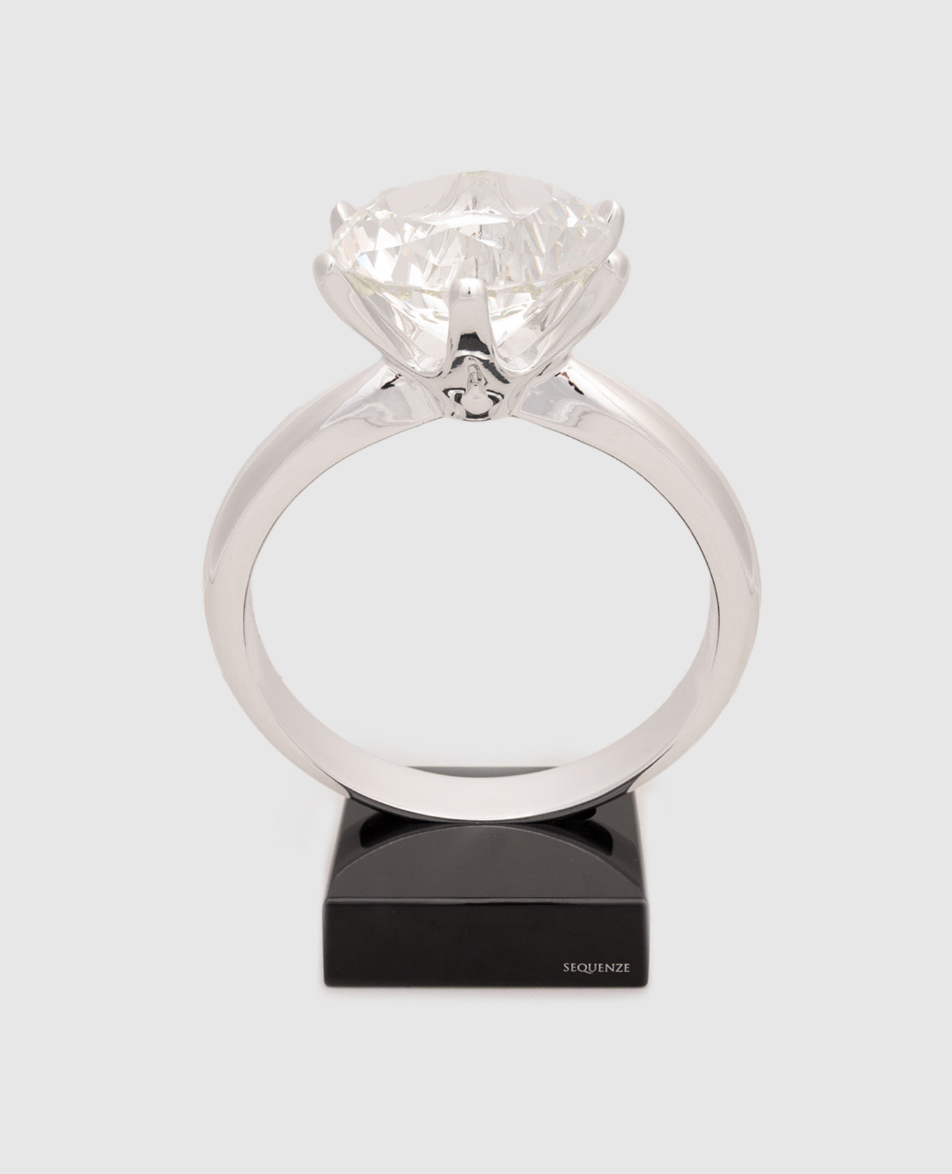 

Silver figurine in the form of a Loversize ring Sequenze