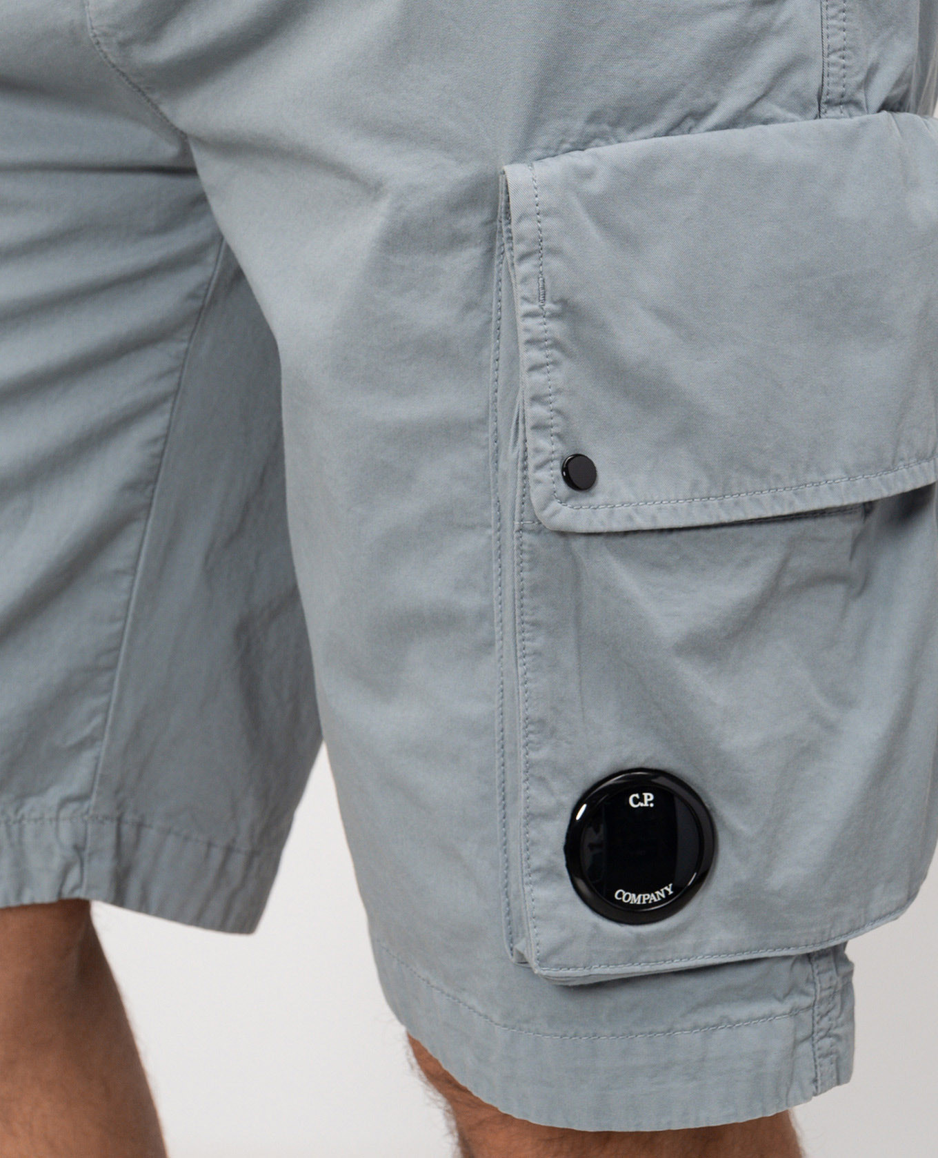 

Blue cargo shorts with logo patch C.P. Company, Light blue