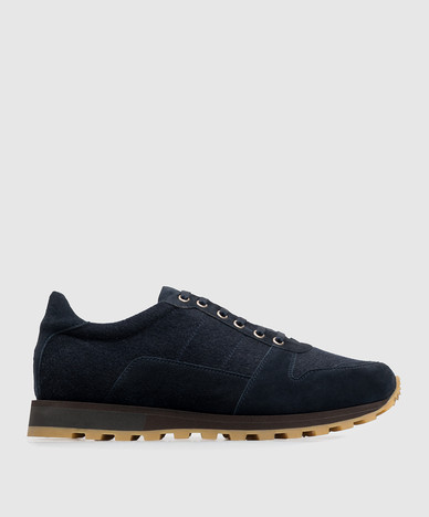 Blaue Sneaker-Kombination