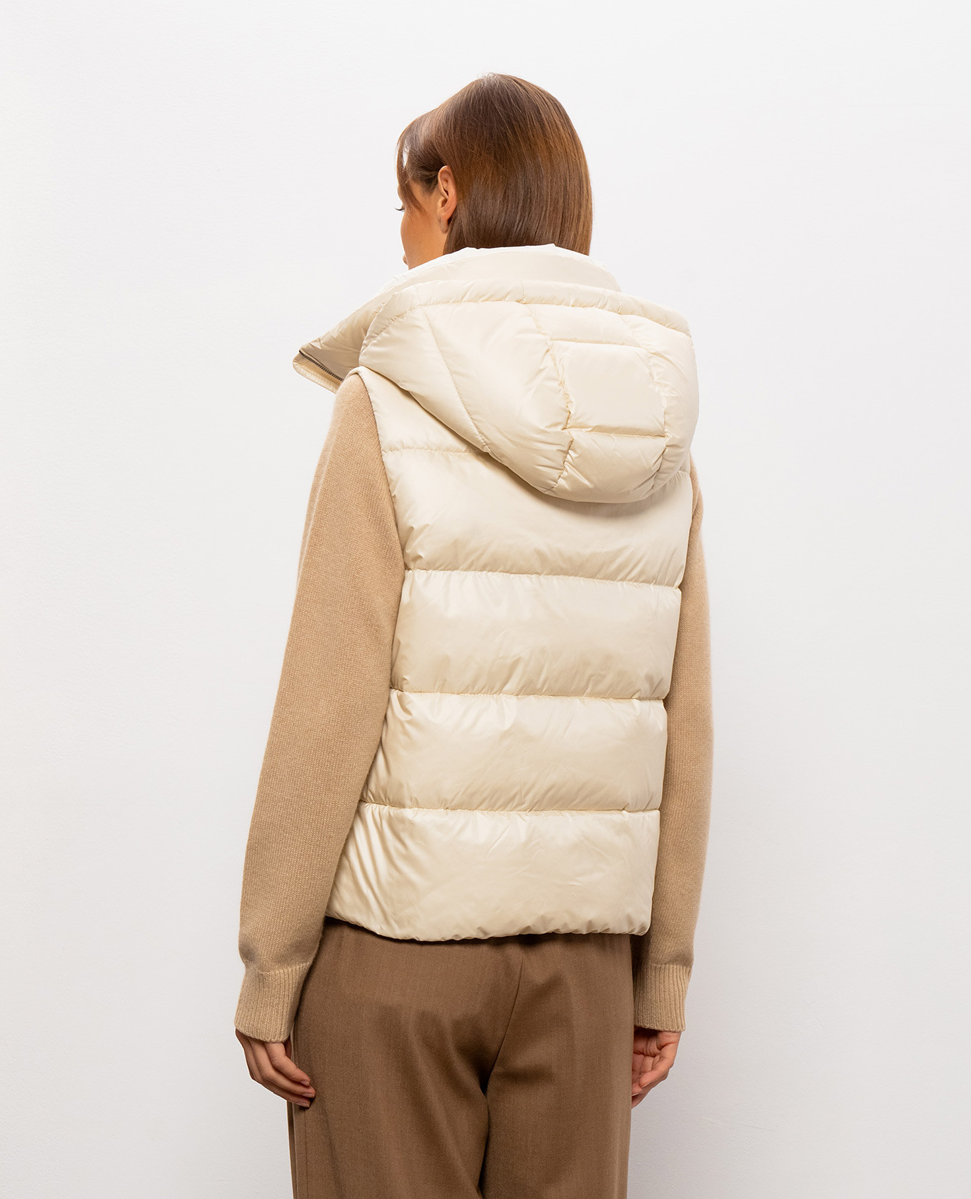 Ivory down vest with monil chain Peserico 4