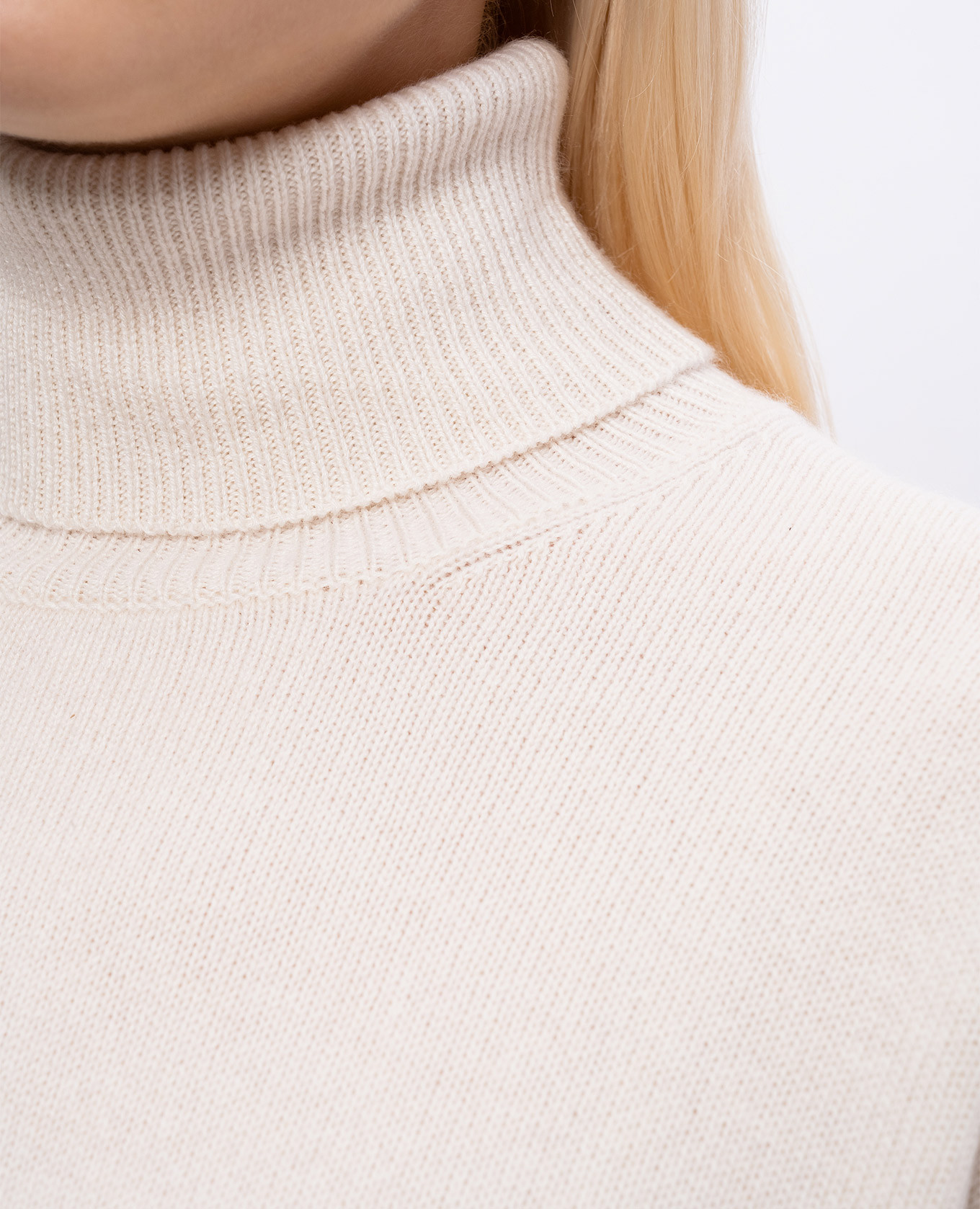 

Beige cashmere sweater with monil chain Brunello Cucinelli