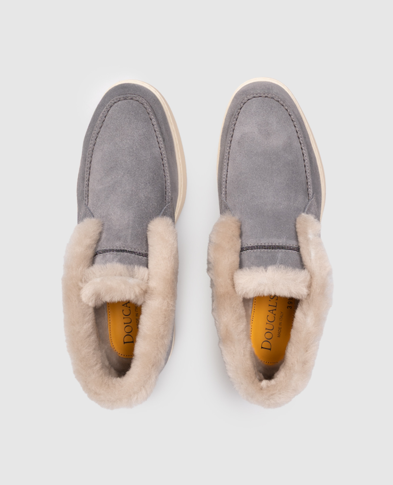 

Gray suede deserts on fur with a monil chain Doucal's, Grey